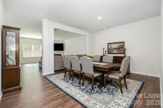 10759 Adair Wds Dr in Davidson, NC - Foto de edificio - Building Photo