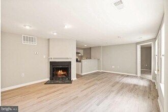 4401 Pembrook Village Dr in Alexandria, VA - Building Photo - Building Photo