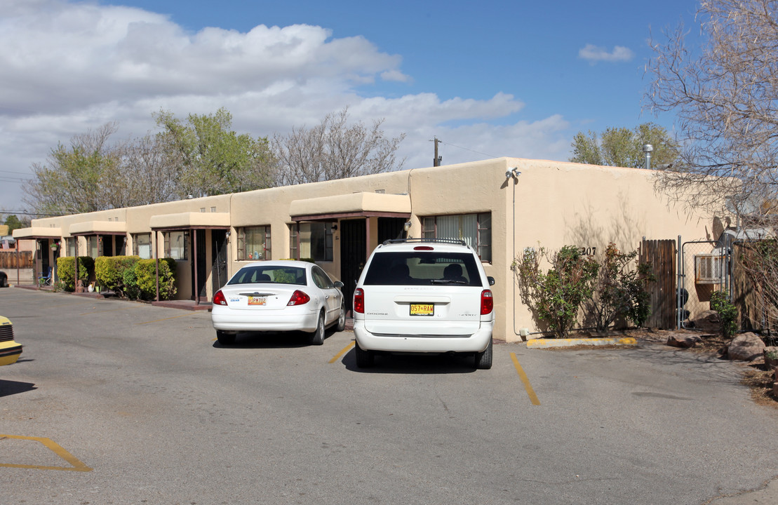 207 Monroe St NE in Albuquerque, NM - Foto de edificio