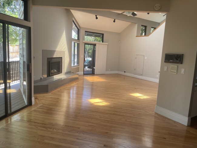 735 Esther Ln in Redwood City, CA - Foto de edificio - Building Photo