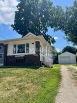 111 W Moore St in Ottawa, IL - Building Photo