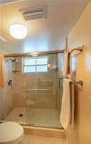 437 Cerromar Ln, Unit 525 in Venice, FL - Building Photo