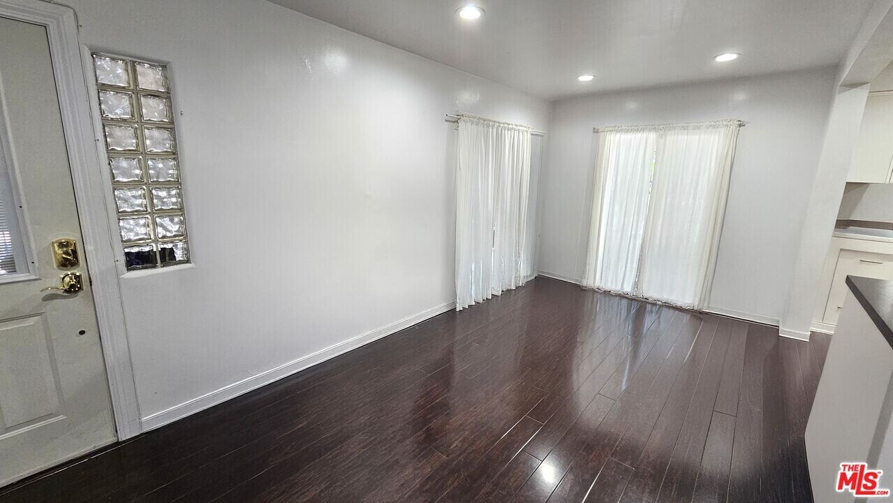 3212 De Witt Dr in Los Angeles, CA - Building Photo