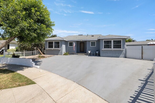 11012 Montgomery Ave in Los Angeles, CA - Building Photo - Building Photo