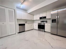 701 N Pine Island Rd in Plantation, FL - Building Photo