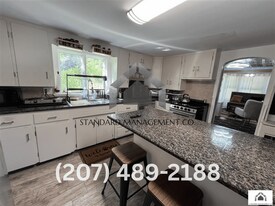 8 Valliere Ct in Skowhegan, ME - Building Photo