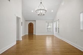 2814 Oak Springs Dr in Austin, TX - Building Photo - Building Photo