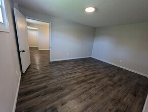 702 S Roche St in Knoxville, IA - Building Photo - Building Photo