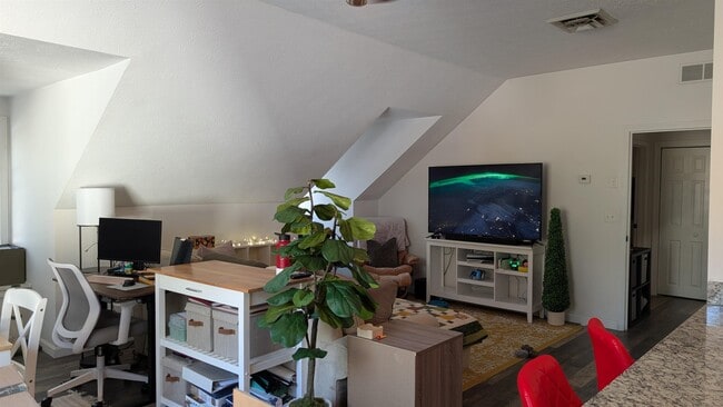 56 McIntosh Ln in Bedford, NH - Building Photo - Building Photo