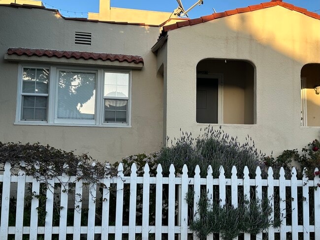 1307 Harvard St, Unit 1 in Santa Monica, CA - Foto de edificio - Building Photo