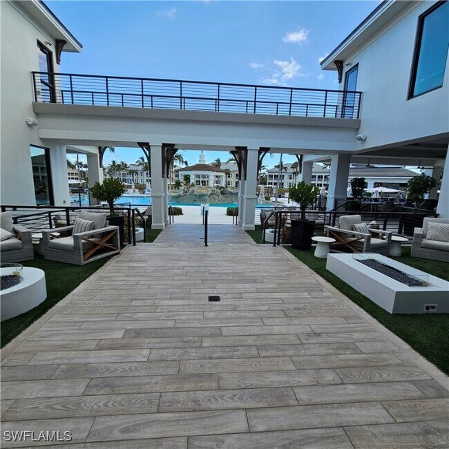300 Dunes Blvd in Naples, FL - Building Photo - Building Photo