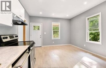 3092 Sandwich St. in Windsor, ON - Building Photo - Building Photo