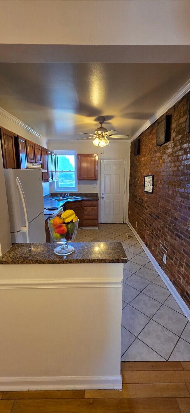 property at 1009 W Fayette St