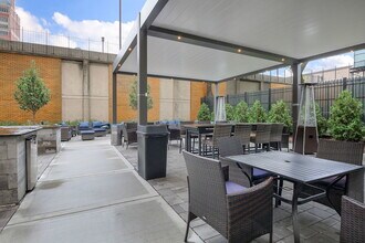 3950 N Lake Shore Dr, Unit 904 in Chicago, IL - Foto de edificio - Building Photo