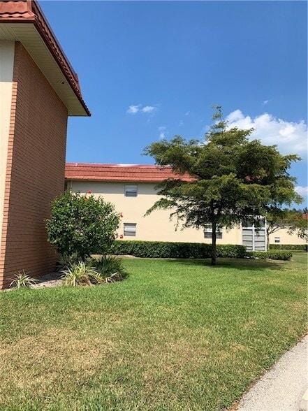 37 Pine Arbor Ln, Unit 105 in Vero Beach, FL - Building Photo - Building Photo