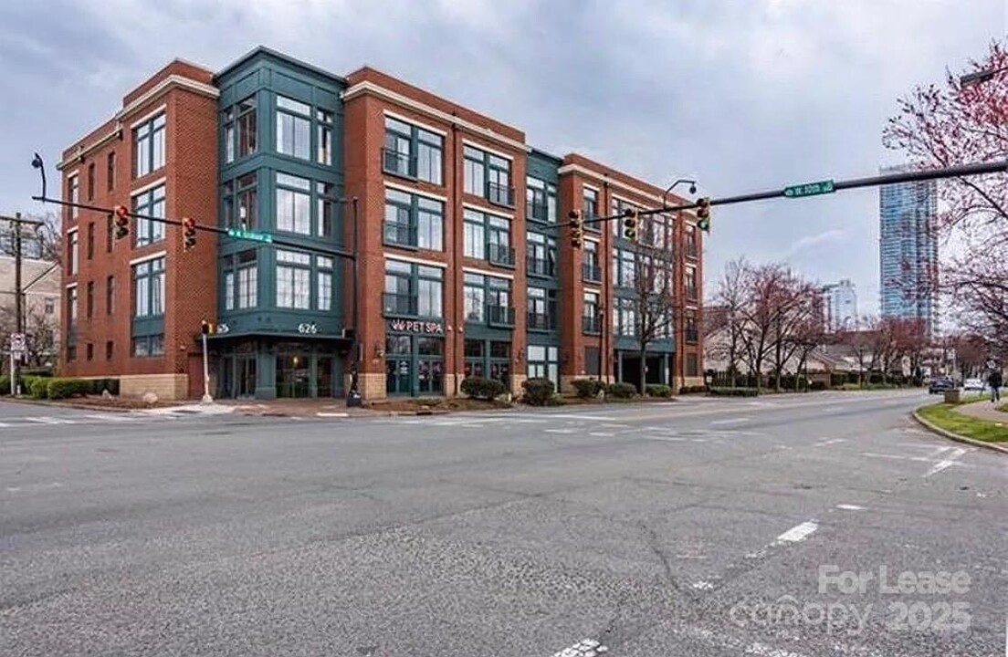 626 N Graham St in Charlotte, NC - Building Photo