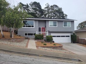 1172 Park Pacifica Ave in Pacifica, CA - Building Photo