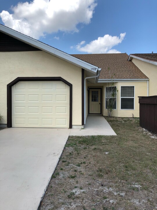 1722 SE Balmoral Ct in Port St. Lucie, FL - Building Photo