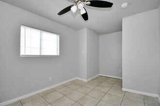 8127 Colonial Ln in Houston, TX - Building Photo - Building Photo