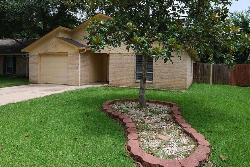 28302 Doverbrook Dr in Huffman, TX - Building Photo