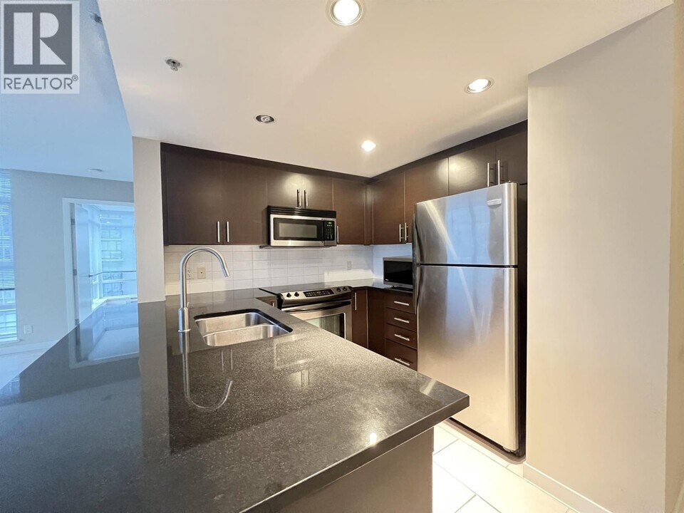 555 Delestre Ave in Coquitlam, BC - Building Photo