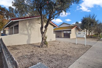 1517 Racquet Club Dr in Los Banos, CA - Building Photo - Building Photo