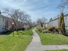 1050 Shawnmarr Rd in Mississauga, ON - Building Photo