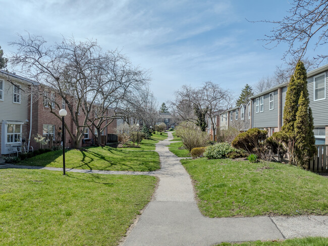 1050 Shawnmarr Rd in Mississauga, ON - Building Photo - Primary Photo