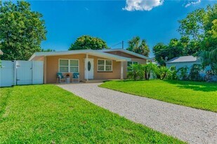 5418 11th Ave S in Gulfport, FL - Building Photo