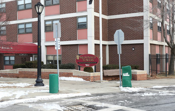 Dr. Jay McDonald Towers in Cohoes, NY - Foto de edificio - Building Photo