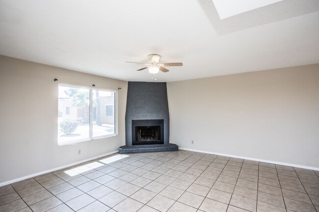 15601 N 27th St in Phoenix, AZ - Building Photo - Building Photo