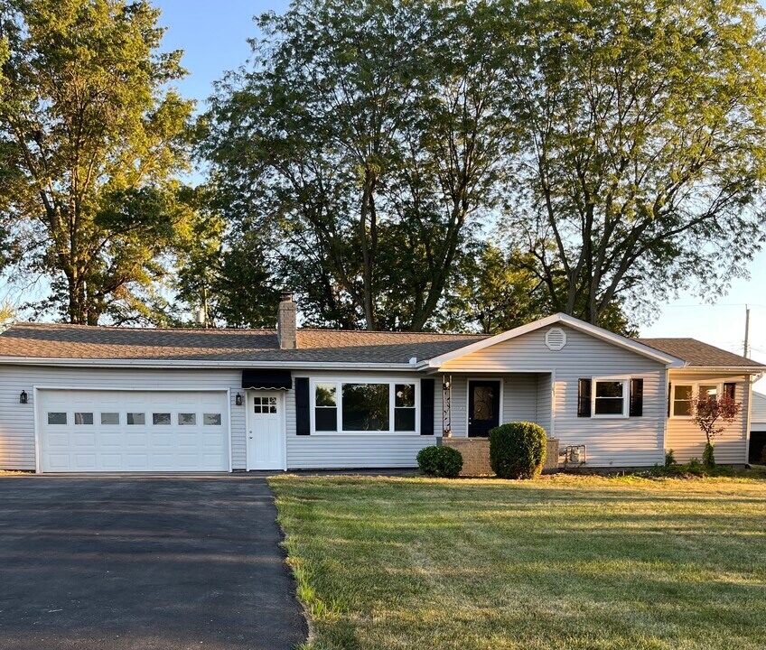 3249 W Breese Rd in Lima, OH - Building Photo