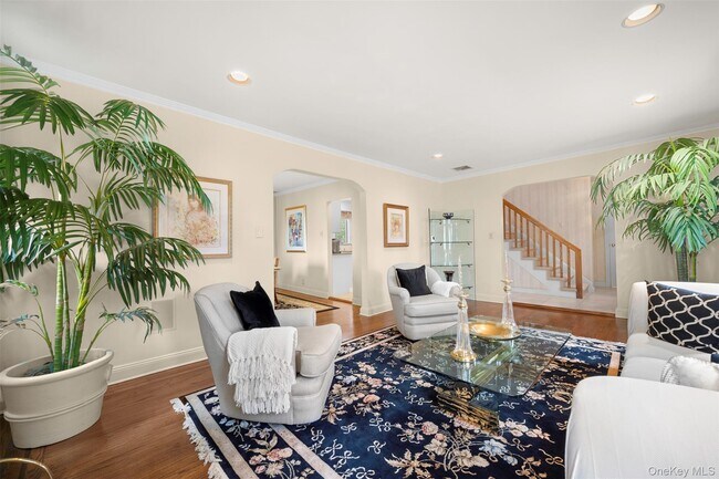 23 Parkside Dr in Great Neck, NY - Building Photo - Building Photo