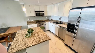 19390 Collins Ave, Unit 711 in Sunny Isles Beach, FL - Building Photo - Building Photo