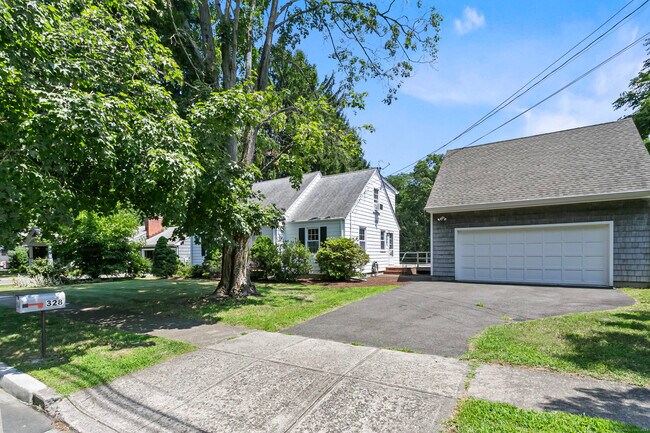 328 Alma Dr in Fairfield, CT - Building Photo - Building Photo