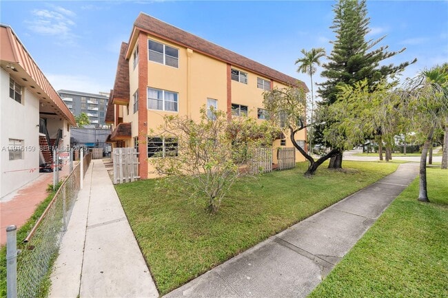 2301 NE 170th St in North Miami Beach, FL - Building Photo - Building Photo
