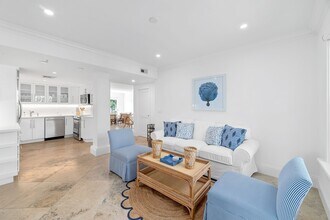 350 Cocoanut Row in Palm Beach, FL - Building Photo - Building Photo