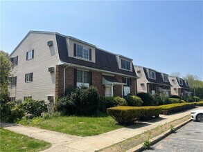 302 Boston Post Rd in Waterford, CT - Building Photo - Building Photo