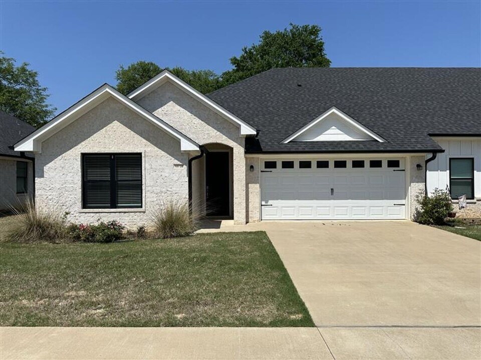 10738 County Rd 169 in Flint, TX - Building Photo