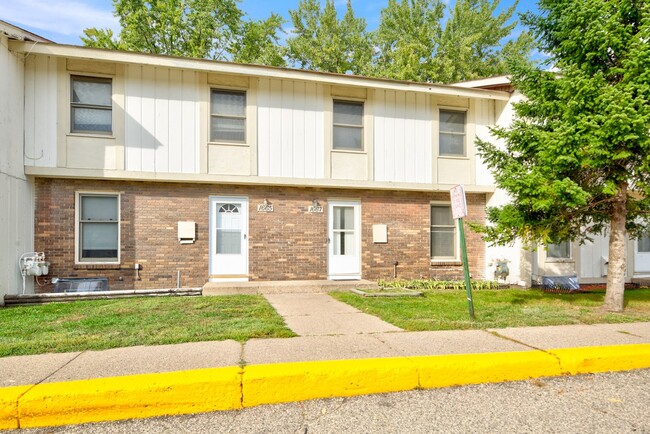 Rice Creek Townhouses in Fridley, MN - Building Photo - Building Photo