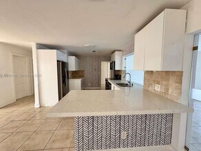 19410 NE 19th Ave in North Miami Beach, FL - Foto de edificio - Building Photo