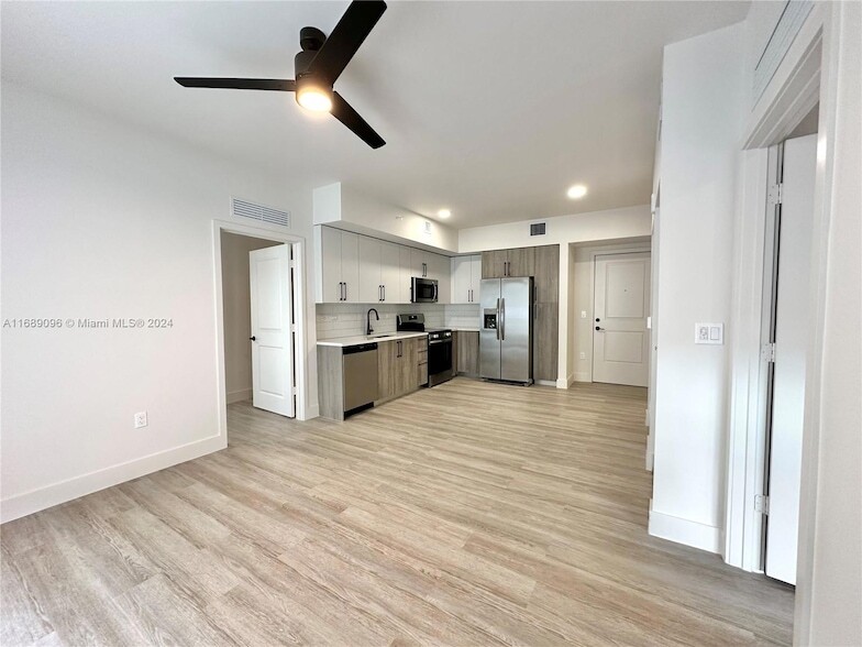 18412 Homestead Ave, Unit 509 in Miami, FL - Building Photo