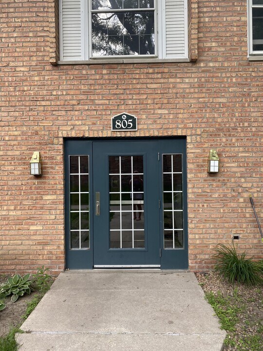 805 Smetana Rd in Hopkins, MN - Foto de edificio