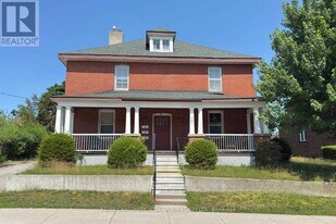 75 Toronto St in Barrie, ON - Building Photo