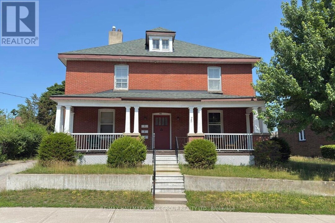 75 Toronto St in Barrie, ON - Building Photo