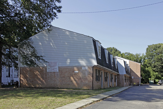 English Boxwood Apartments in Richmond, VA - Building Photo - Building Photo