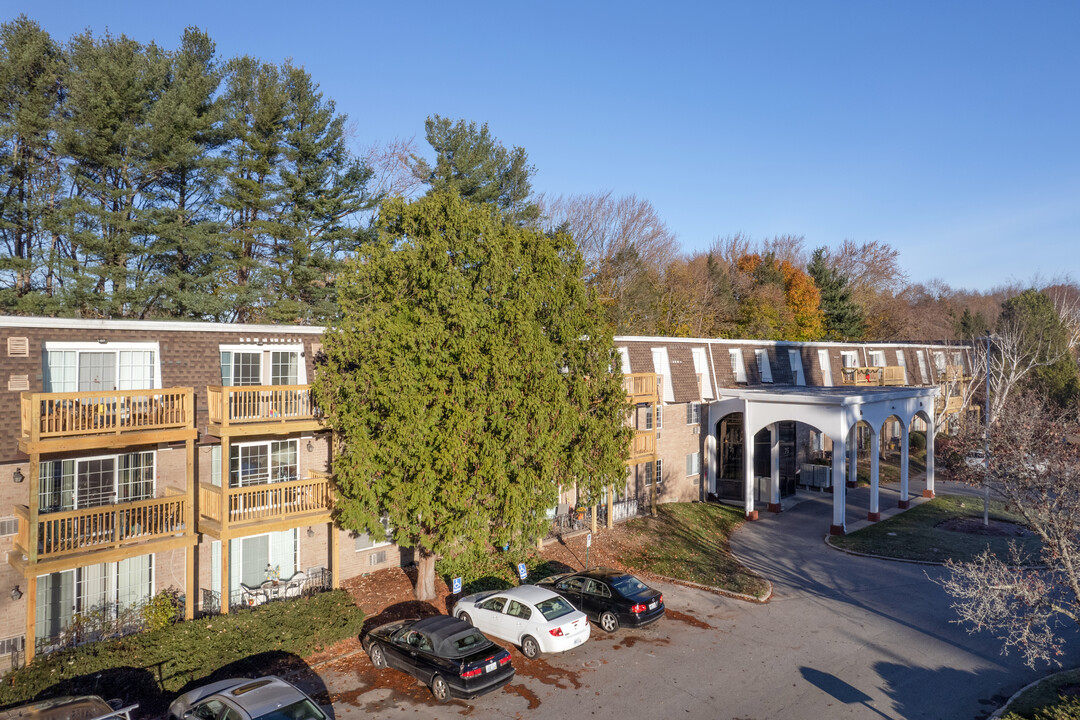 Royale Apartments in Cranston, RI - Foto de edificio