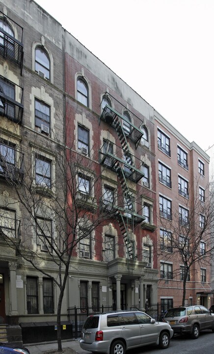 148 W 111th St in New York, NY - Building Photo