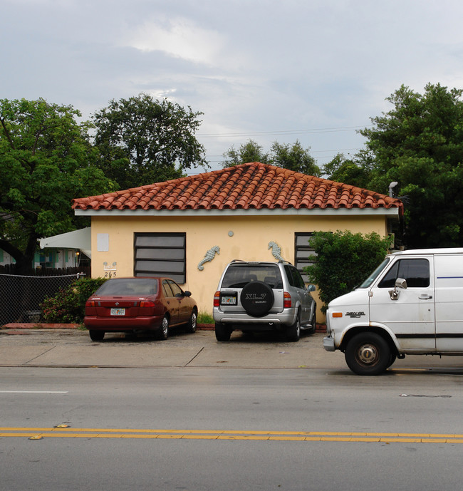 265 NE 54th St in Miami, FL - Foto de edificio - Building Photo