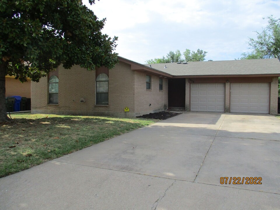 1604 Canterbury St in Norman, OK - Building Photo